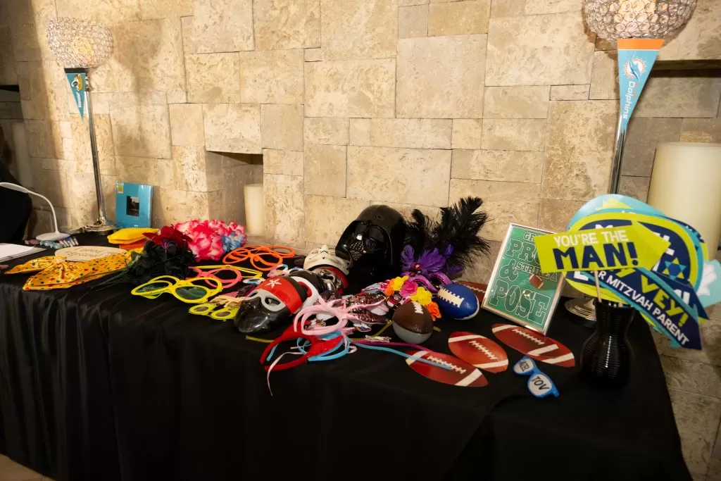 When a guest creates something, wears something made on the spot, or personalizes part of the event, they become part of the story. Image from Airbrush Events.